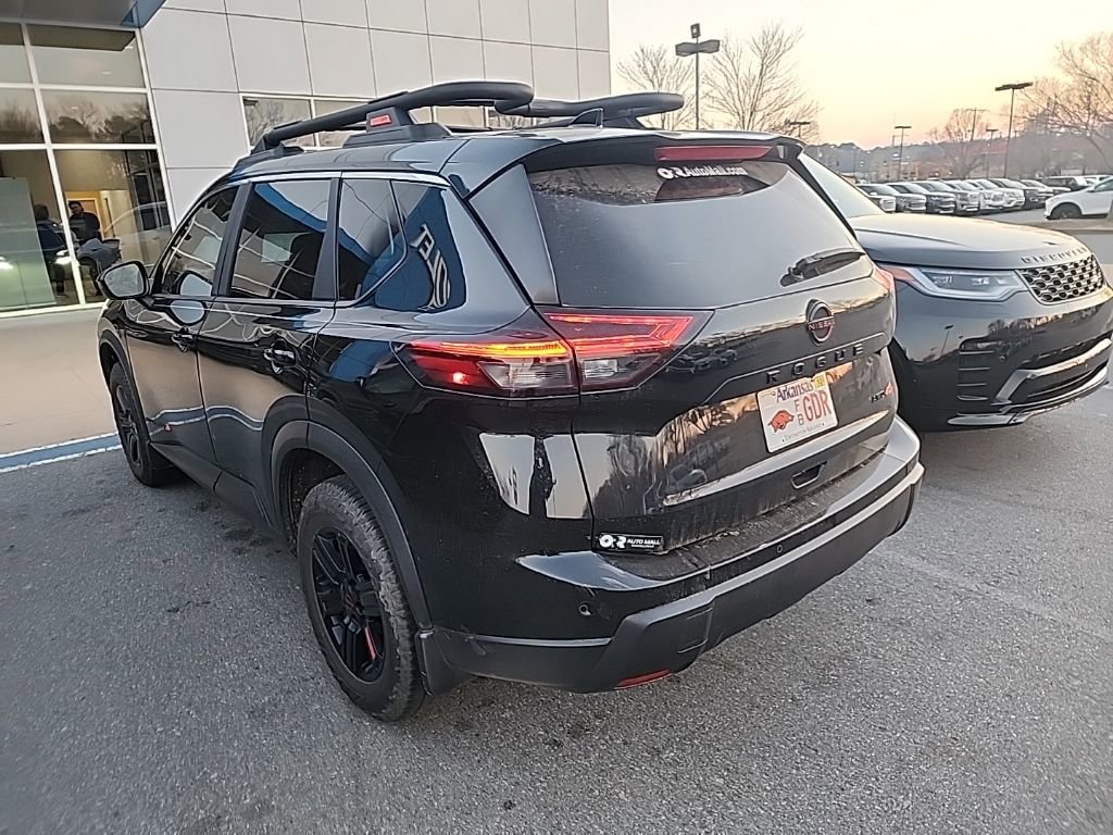 Used 2025 Nissan Rogue SV image 3