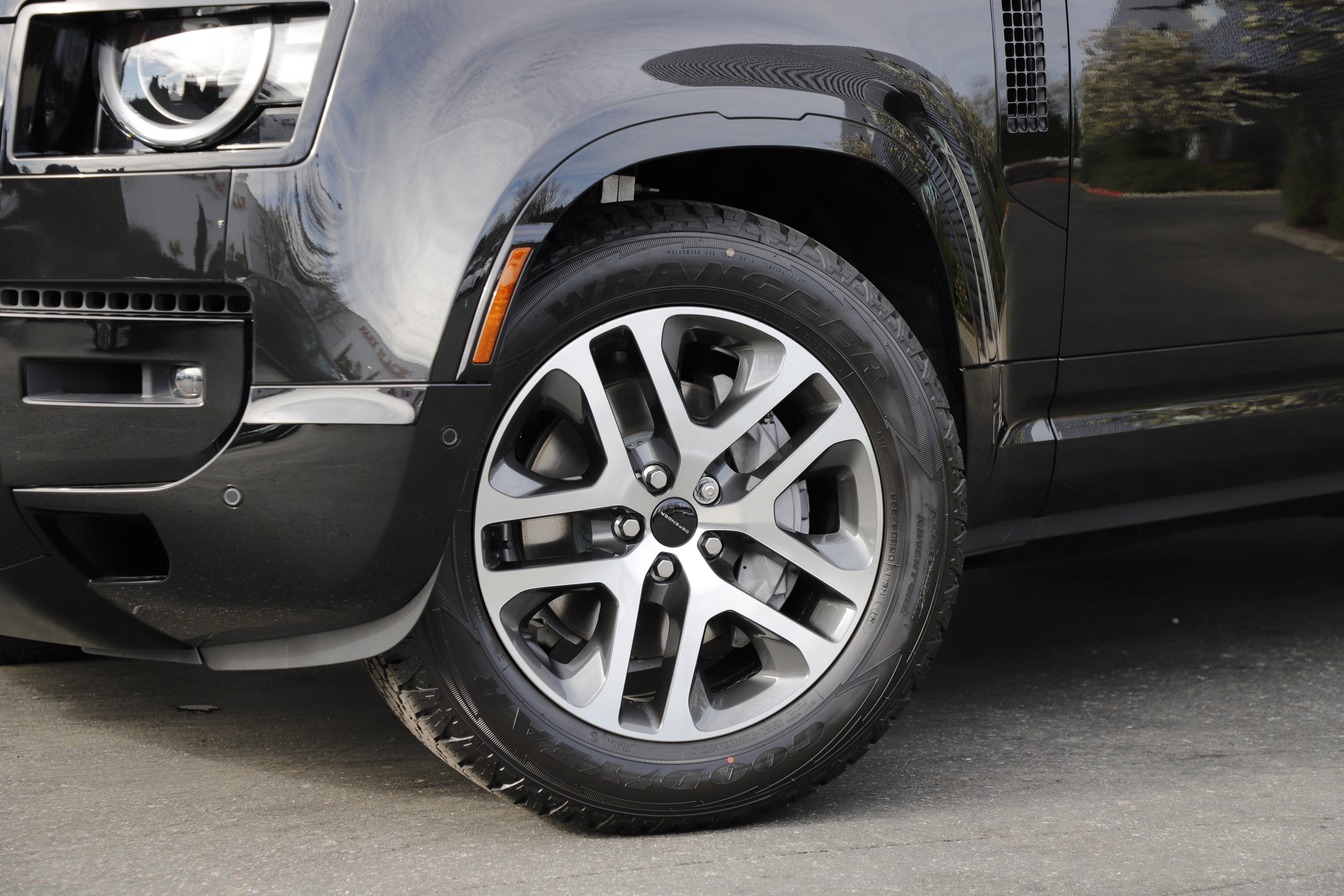 New 2026 Land Rover Defender 110 X-Dynamic SE image 2