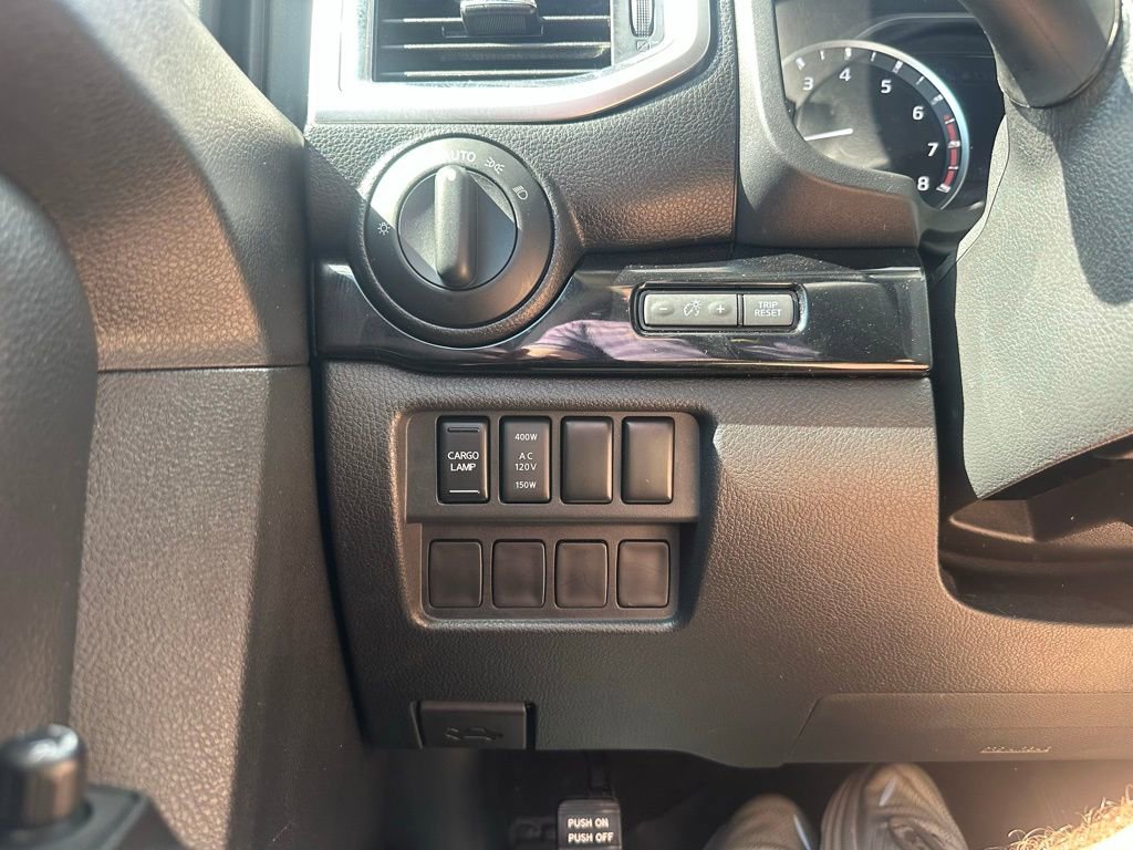 Used 2021 Nissan Titan SV w/ SV Convenience Package image 39