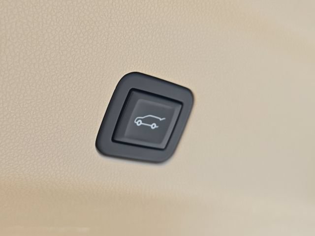 Used 2021 Cadillac Escalade Premium Luxury w/ Driver Assist Tech Package AWD/4WD image 11