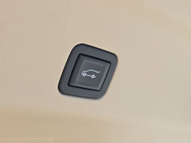 Used 2021 Cadillac Escalade Premium Luxury w/ Driver Assist Tech Package AWD/4WD image 11