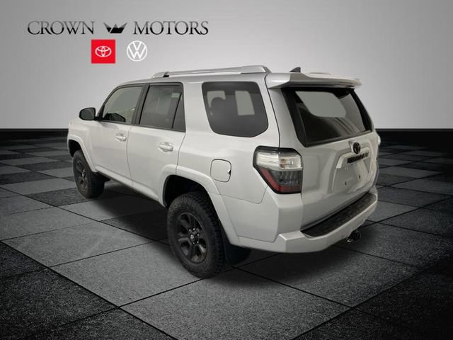 Used 2018 Toyota 4Runner SR5 AWD/4WD image 4