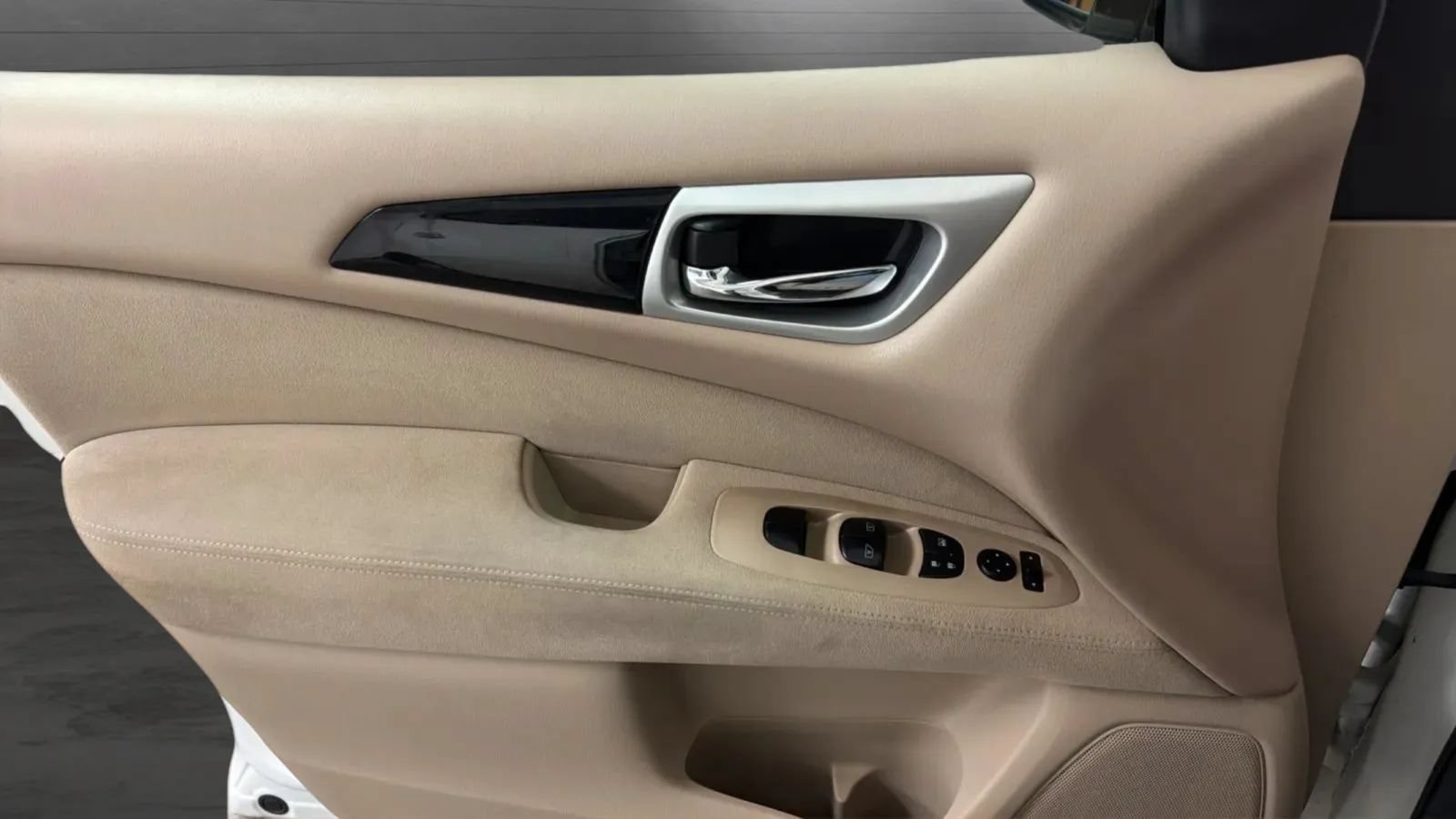 Used 2016 Nissan Pathfinder SV FWD image 17