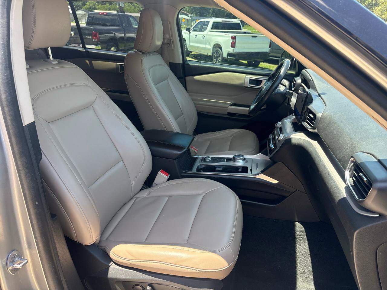 Used 2023 Ford Explorer XLT AWD/4WD image 18