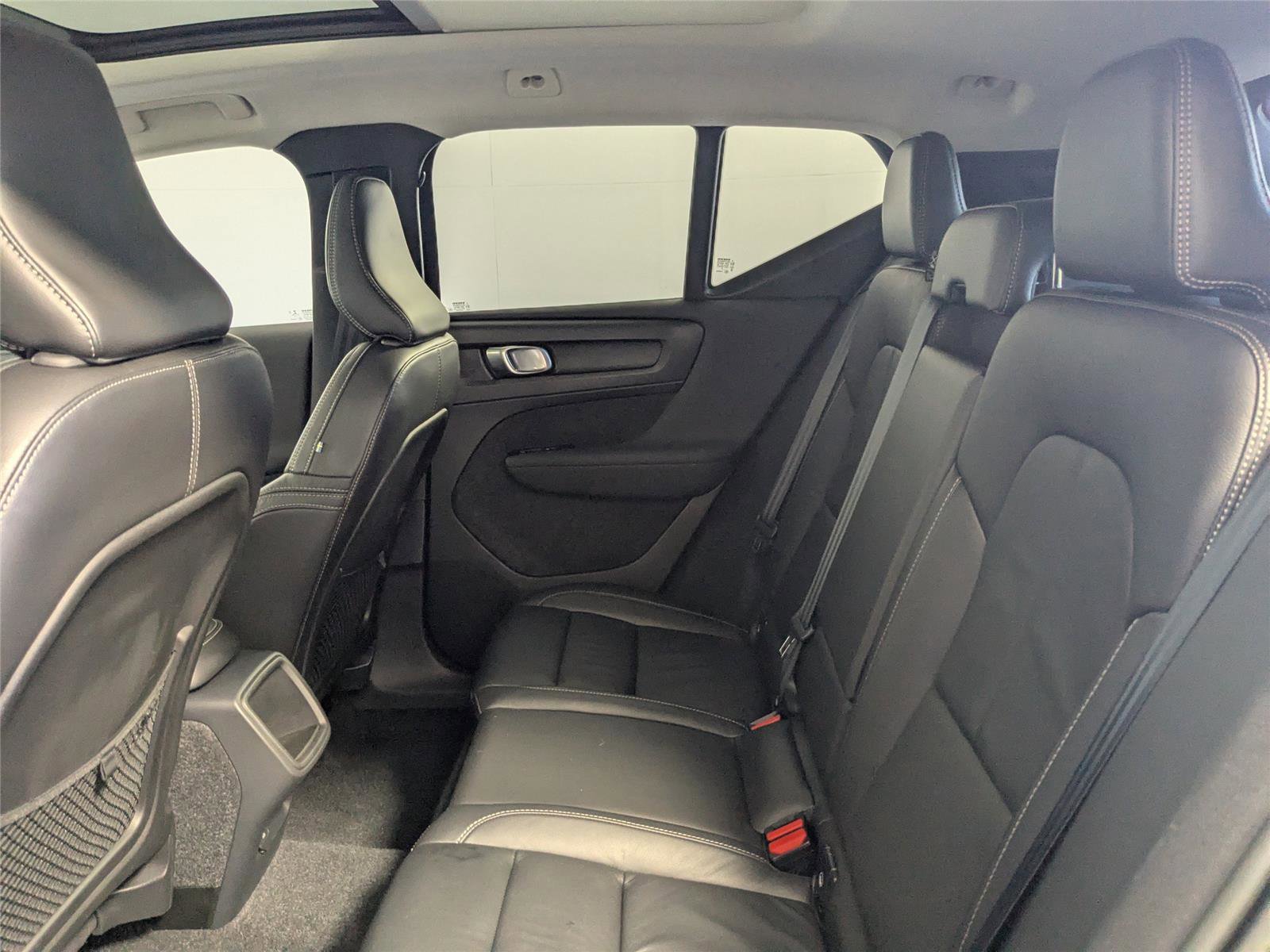 Used 2022 Volvo XC40 T5 Momentum image 31