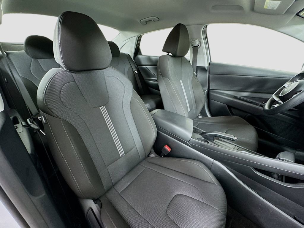 Certified 2025 Hyundai Elantra SE image 27