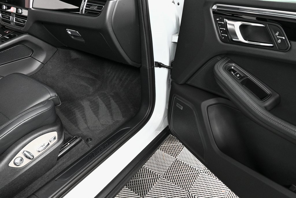 Used 2025 Porsche Macan image 27
