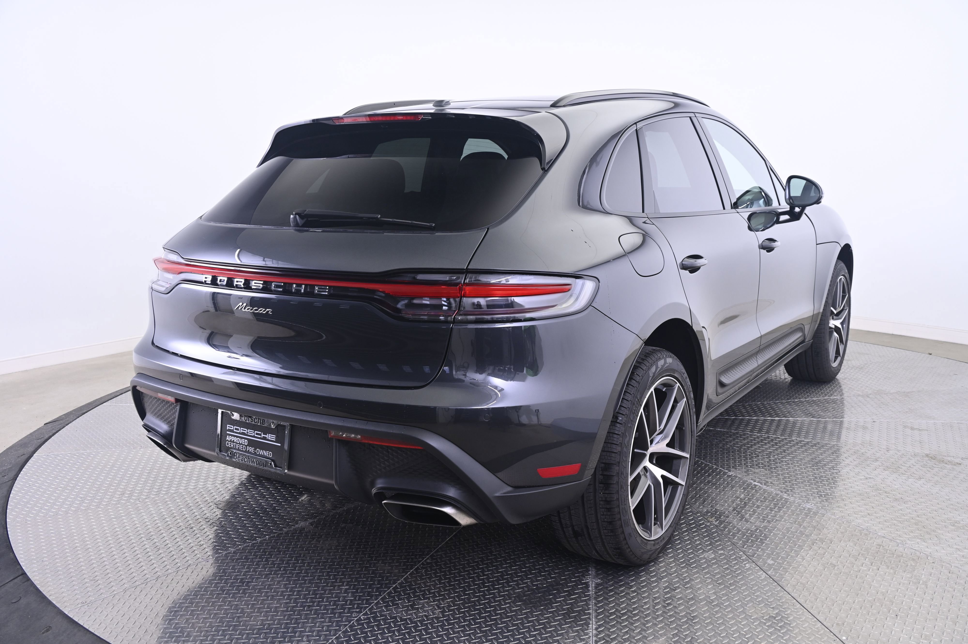 Certified 2025 Porsche Macan AWD/4WD image 7