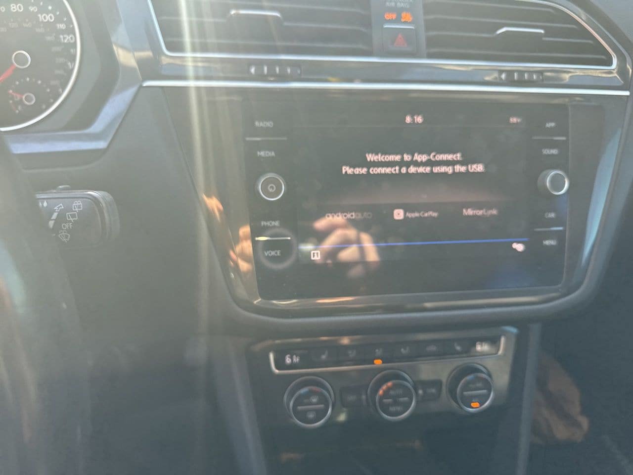 Used 2018 Volkswagen Tiguan SE w/ Panoramic Sunroof Package FWD image 2