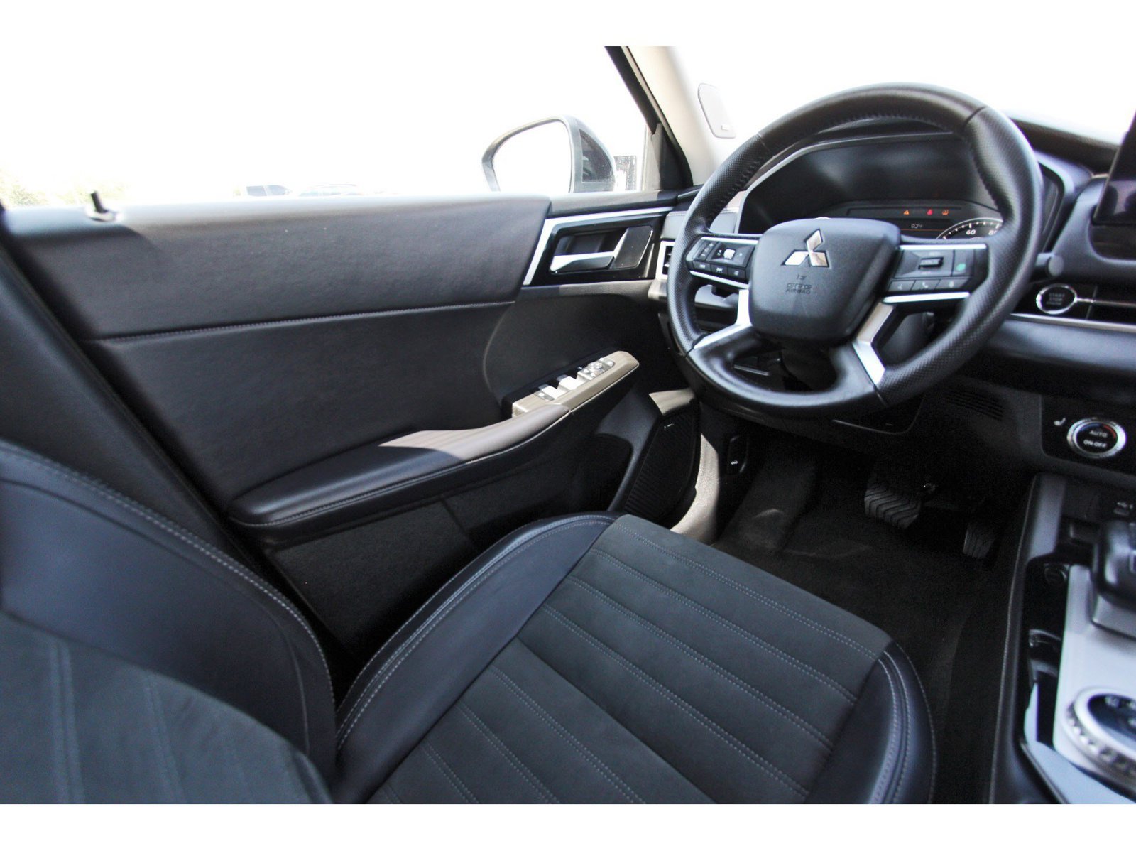 Used 2025 Mitsubishi Outlander SE FWD image 9