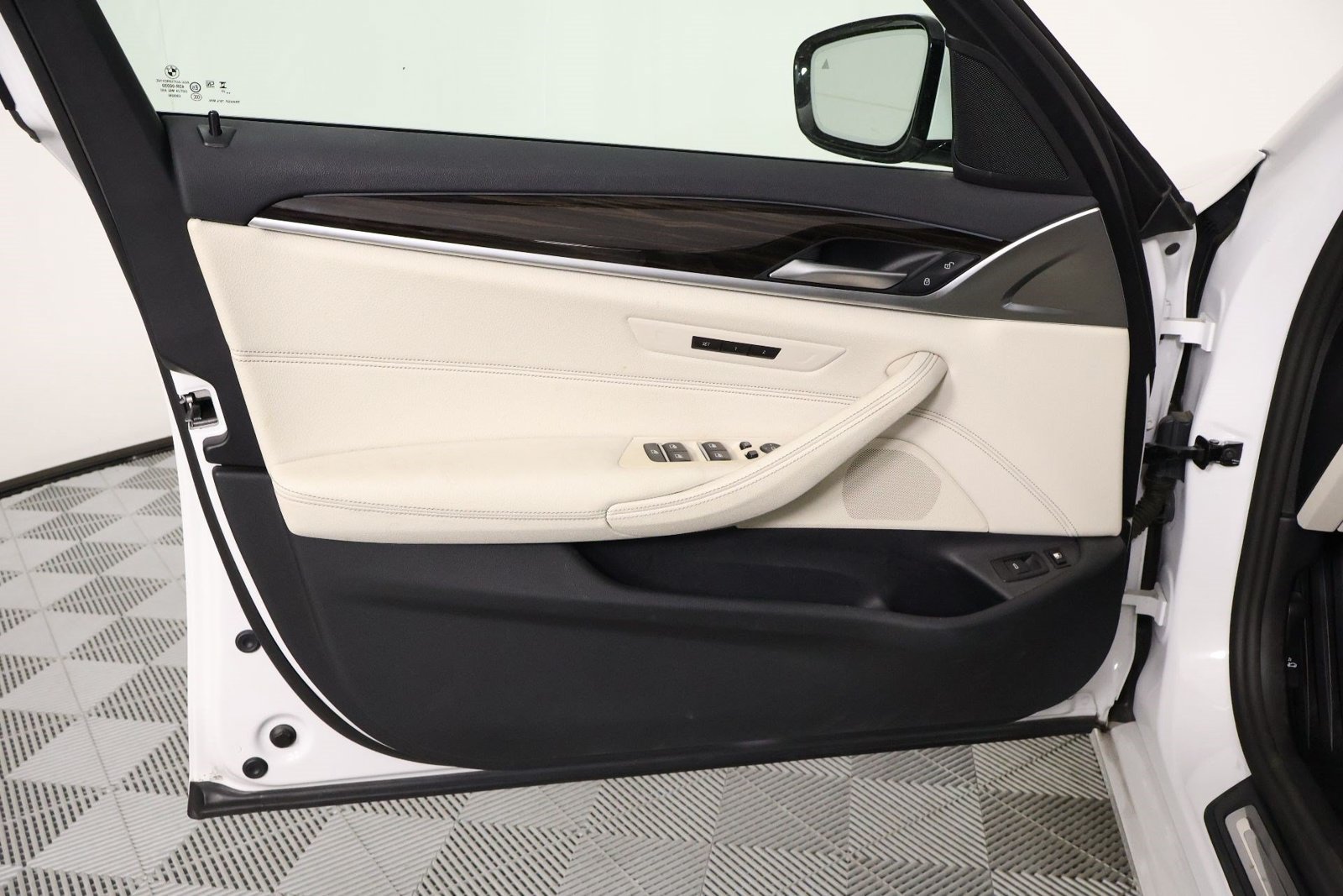 Used 2023 BMW 530e w/ Convenience Package RWD image 17