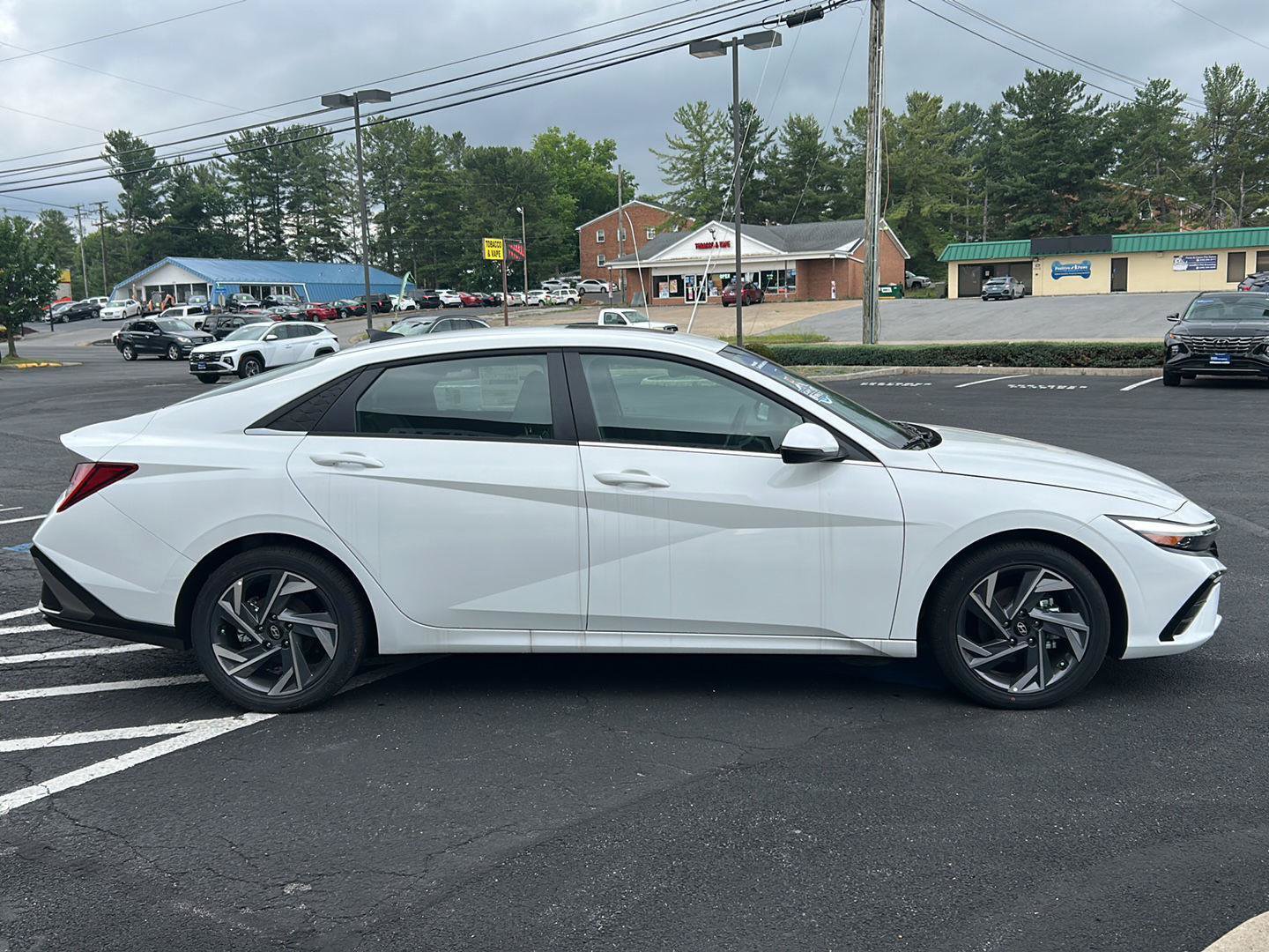 Certified 2025 Hyundai Elantra Limited FWD image 9