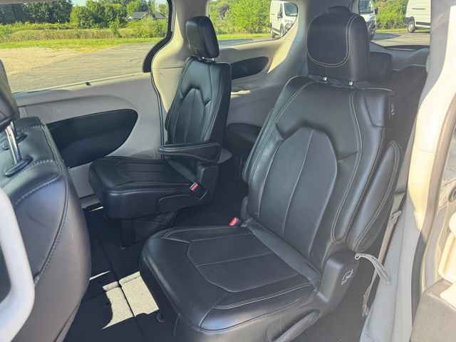 Certified 2024 Chrysler Pacifica Touring-L FWD image 19