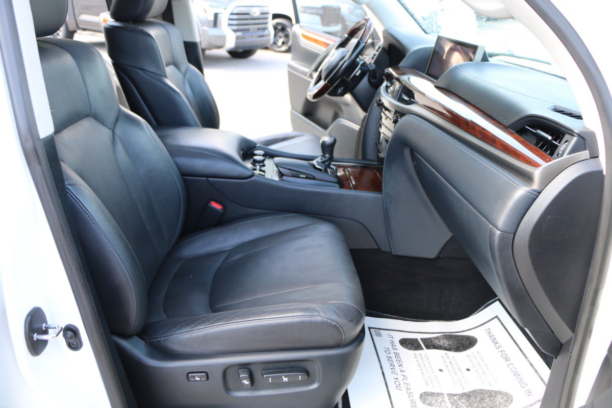 Used 2021 Lexus LX 570 4WD w/ Luxury Package image 31