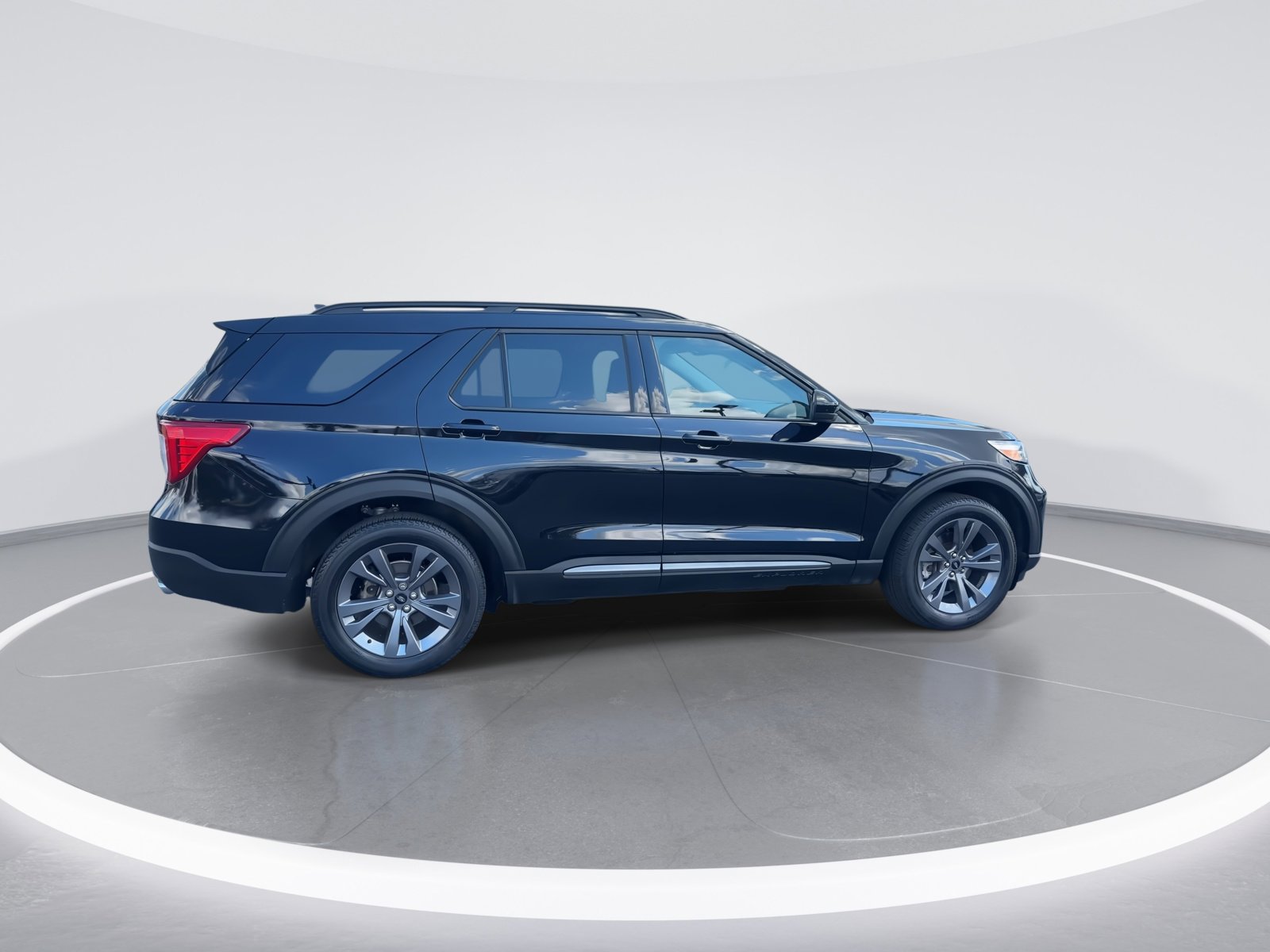 Used 2023 Ford Explorer XLT w/ Equipment Group 202A AWD/4WD image 10