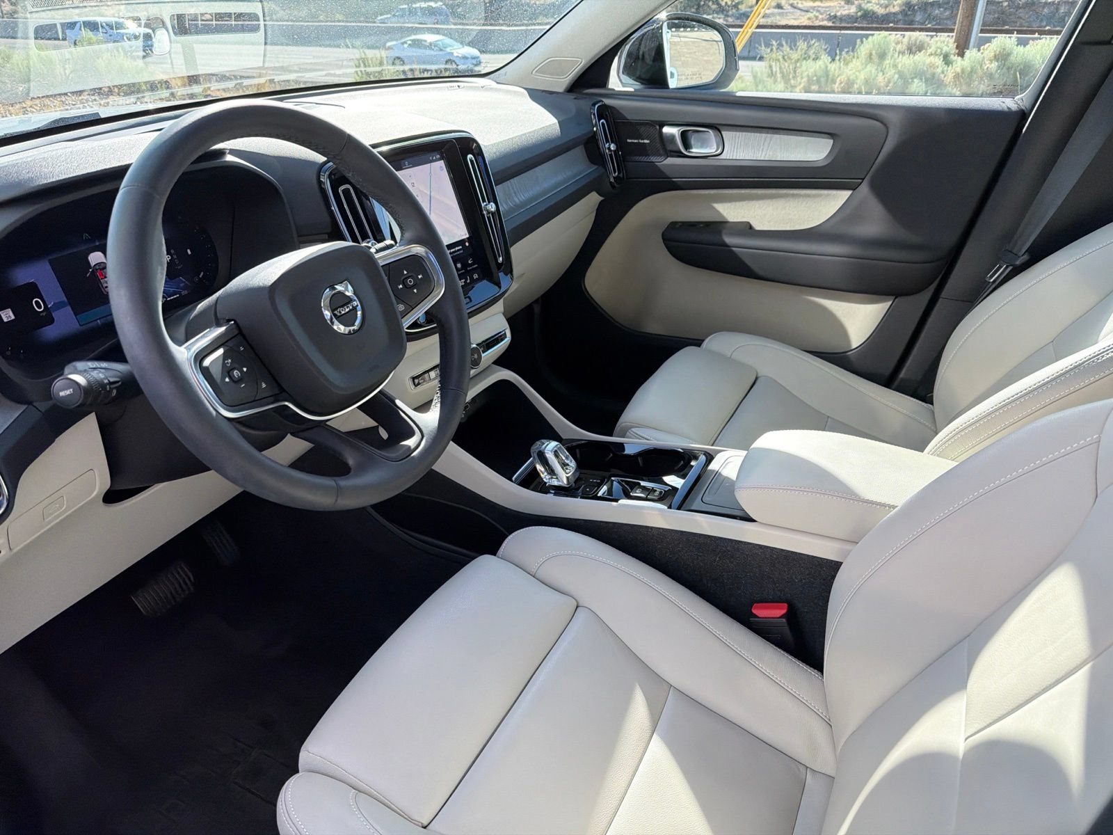 Certified 2024 Volvo XC40 B5 Plus w/ Protection Package Premier AWD/4WD image 20