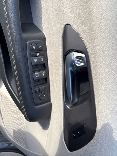 Used 2023 Chrysler Pacifica Touring-L FWD image 20