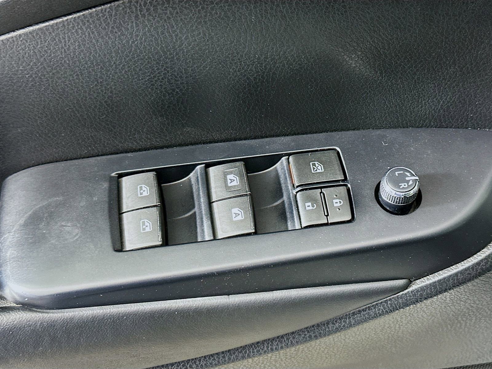 Used 2017 Toyota Highlander SE image 18