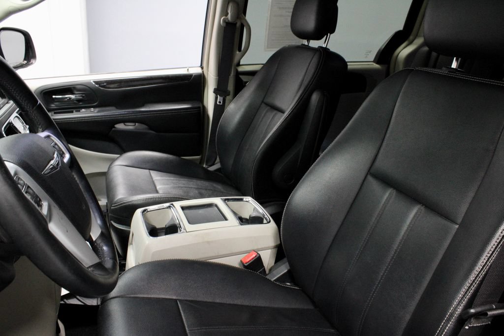 Used 2016 Chrysler Town & Country Touring FWD image 26