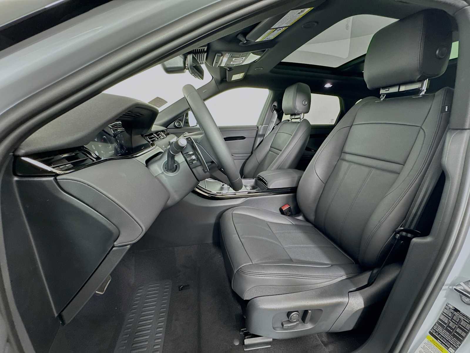 New 2024 Land Rover Range Rover Evoque Dynamic SE image 11