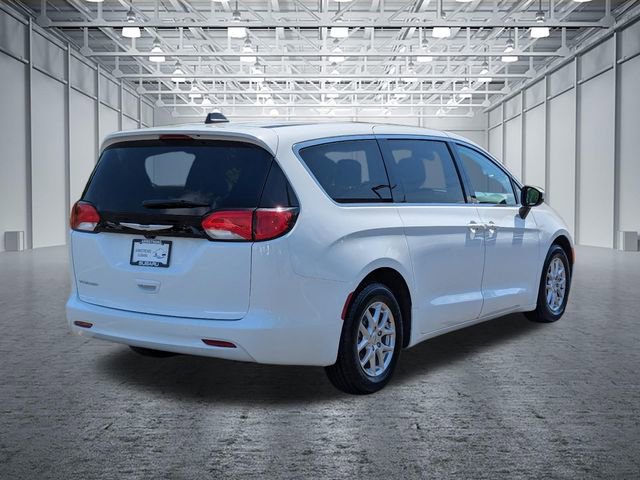 Used 2023 Chrysler Voyager LX FWD image 5
