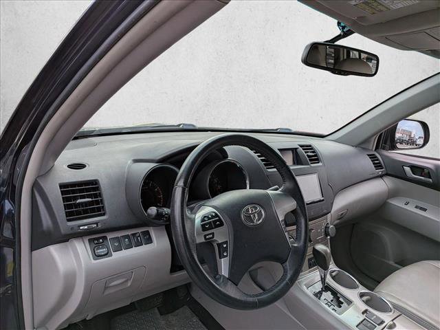 Used 2012 Toyota Highlander SE w/ Tow Pkg image 9