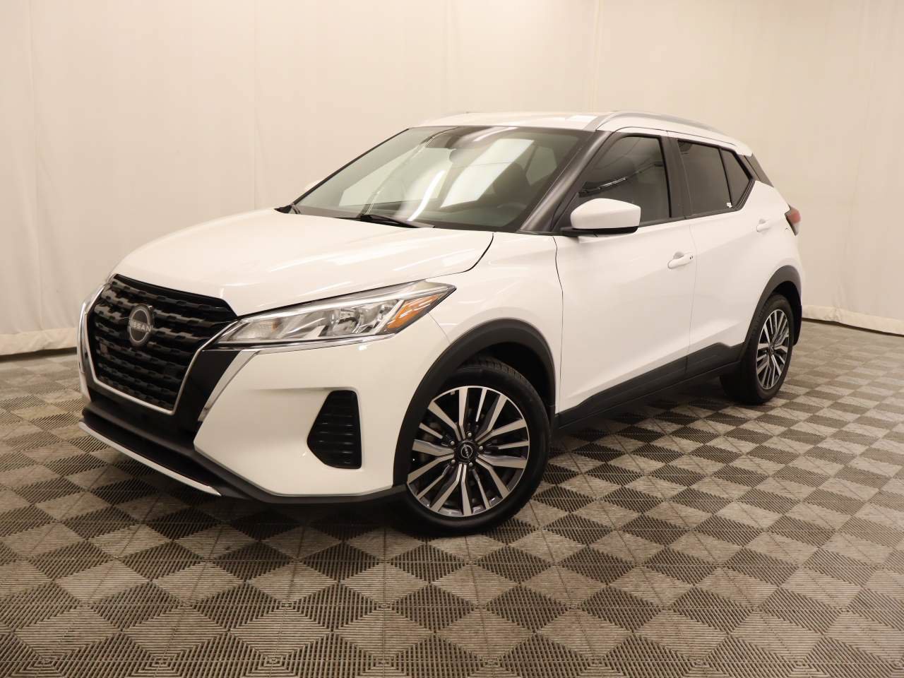 Used 2023 Nissan Kicks SV FWD image 1