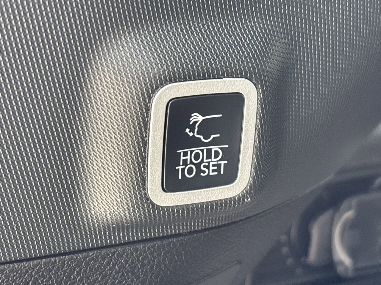 Used 2025 Jeep Grand Cherokee Altitude image 9