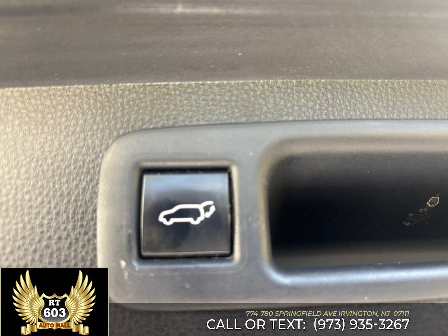 Used 2021 Toyota Highlander LE AWD/4WD image 8