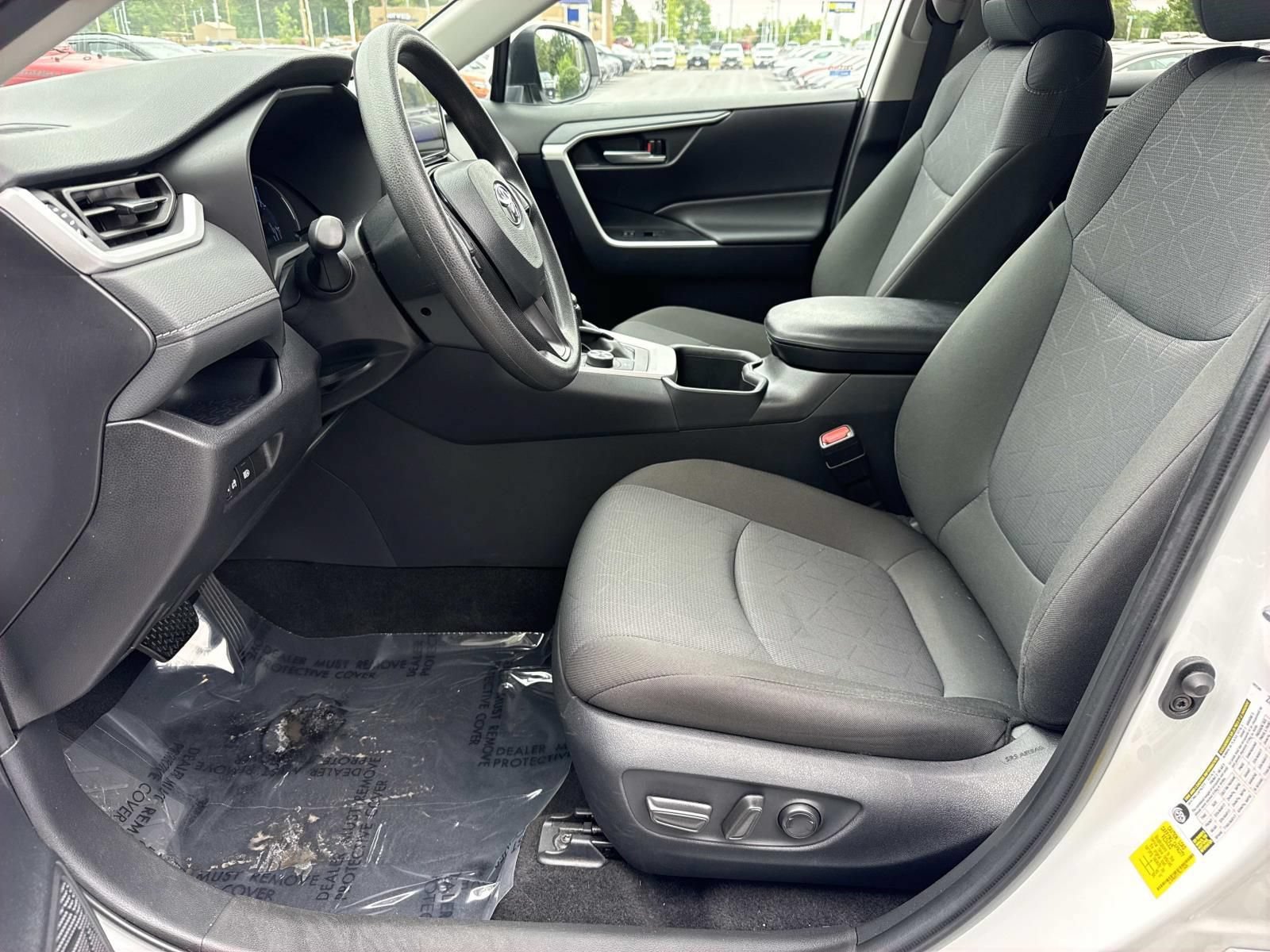 Used 2025 Toyota RAV4 XLE AWD/4WD image 29