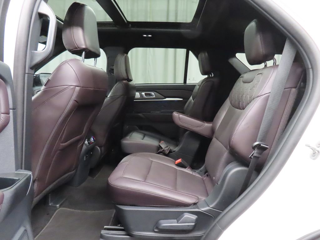 Used 2025 Ford Explorer Platinum w/ LUX Leather Package AWD/4WD image 15