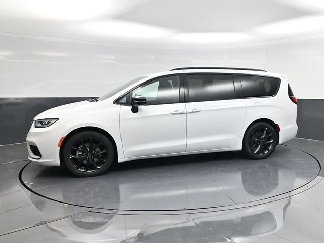 Used 2025 Chrysler Pacifica Limited image 6