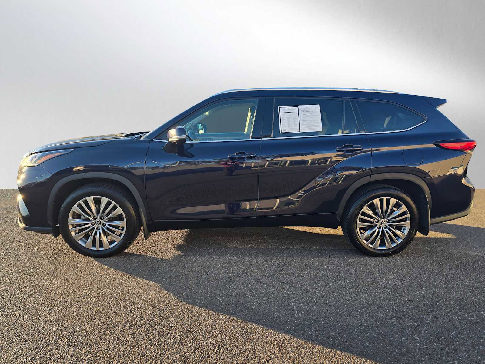 Used 2023 Toyota Highlander Platinum image 6