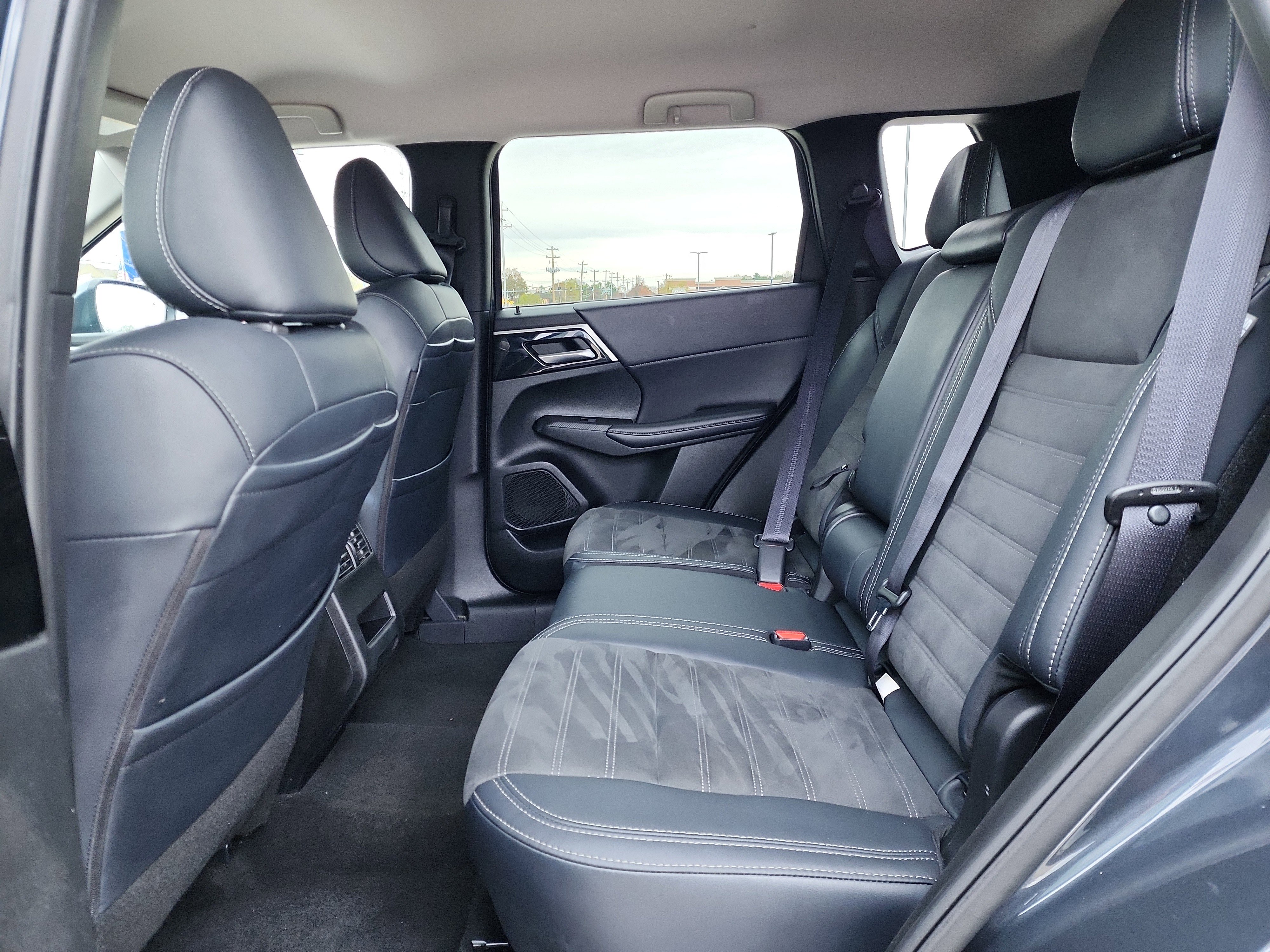 Used 2024 Mitsubishi Outlander SE image 11