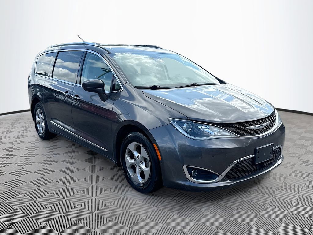 Used 2017 Chrysler Pacifica Touring-L Plus w/ Advanced Safetytec Group FWD image 4