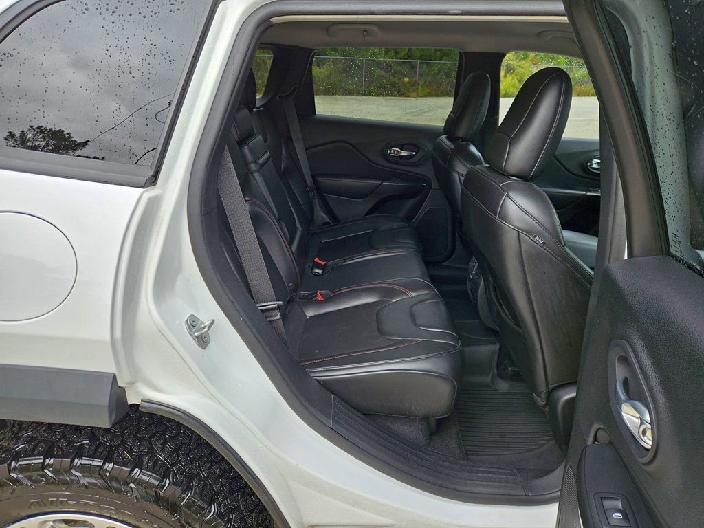 Used 2019 Jeep Cherokee Trailhawk AWD/4WD image 9