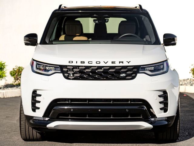 Used 2025 Land Rover Discovery Dynamic SE AWD/4WD image 3