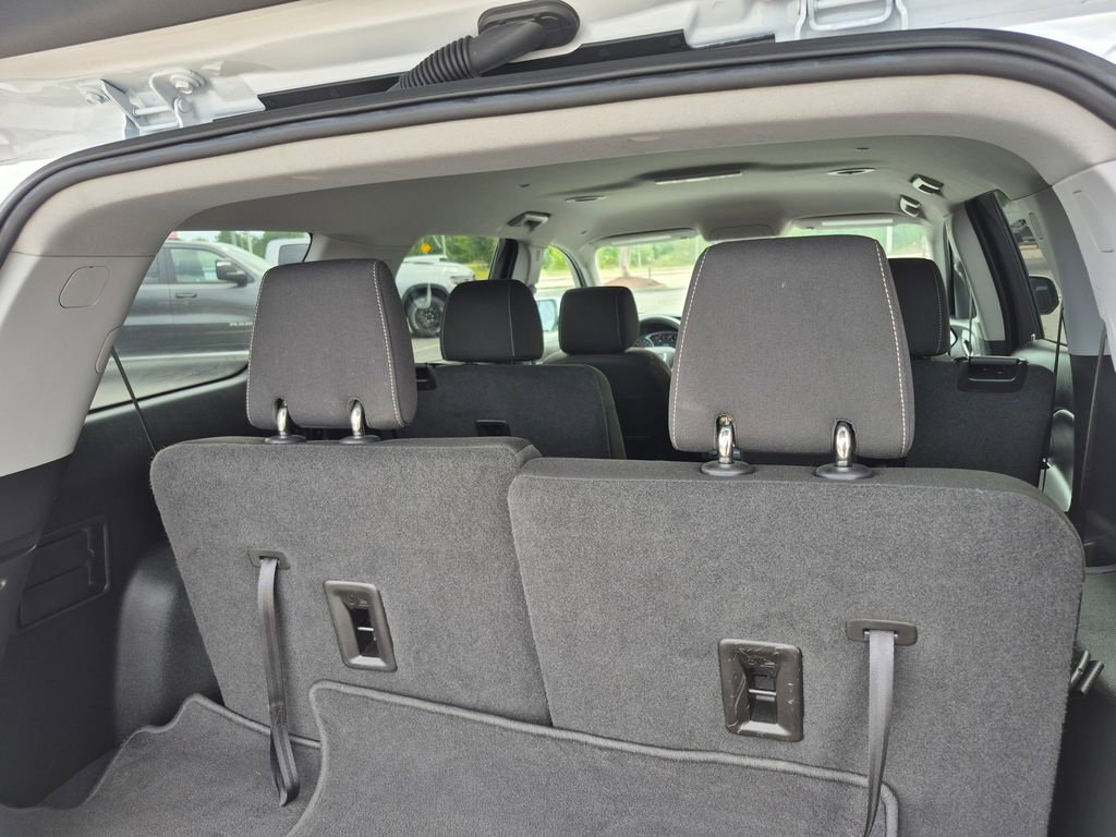 Used 2023 GMC Acadia SLE image 13