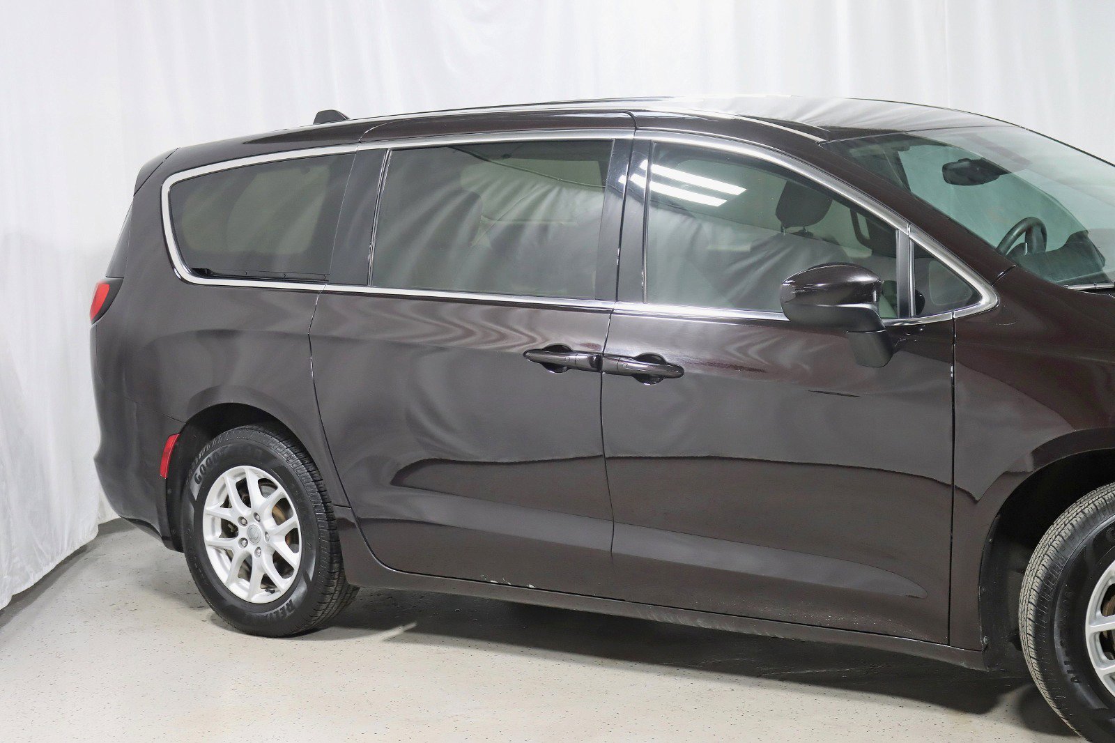 Used 2017 Chrysler Pacifica Touring image 3