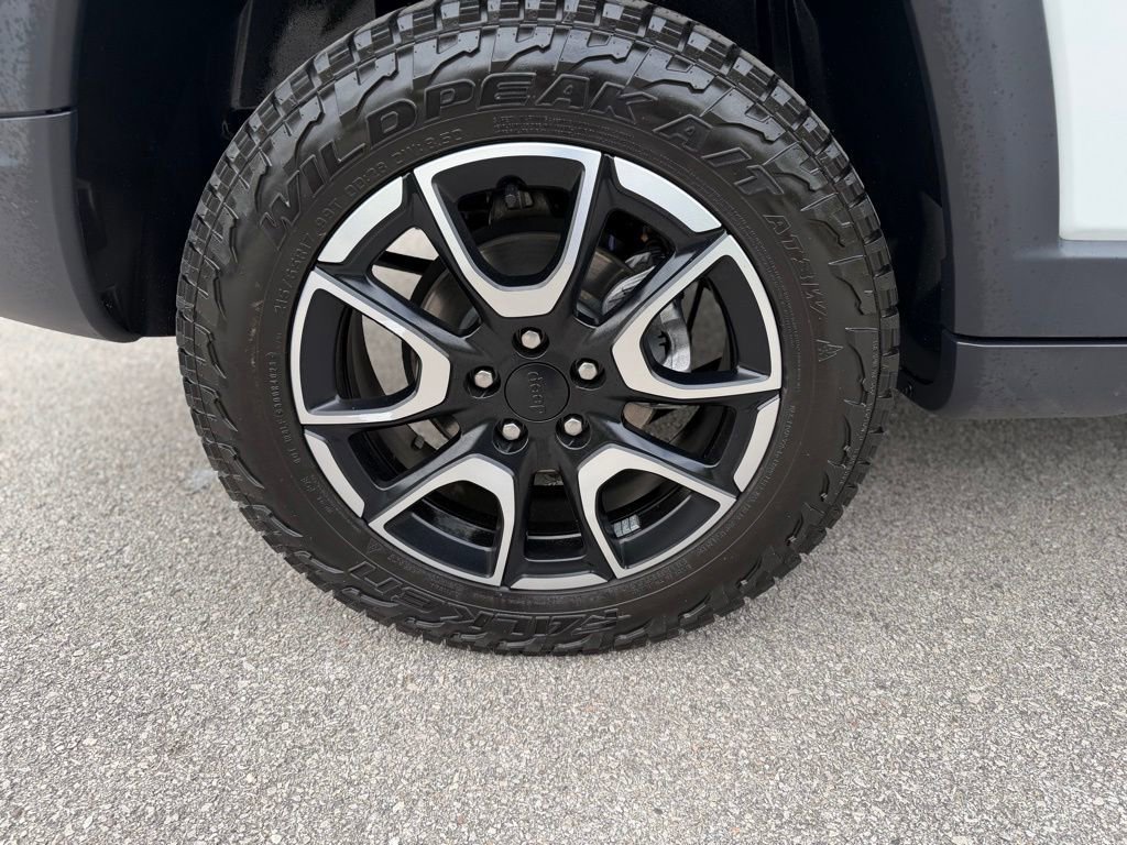 Used 2024 Jeep Compass Trailhawk AWD/4WD image 9