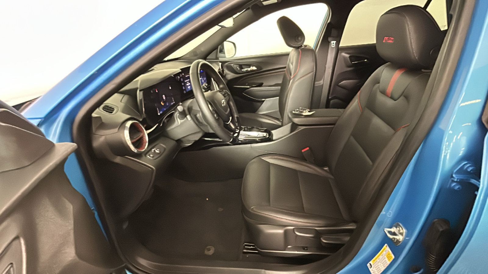 Used 2025 Chevrolet Trax RS FWD image 13