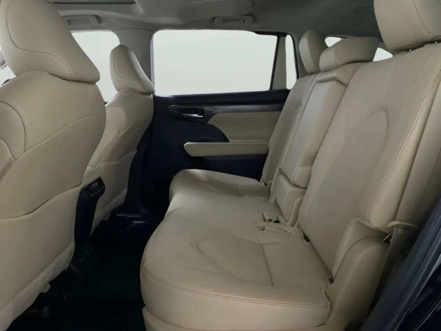 Used 2024 Toyota Highlander Limited AWD/4WD image 19