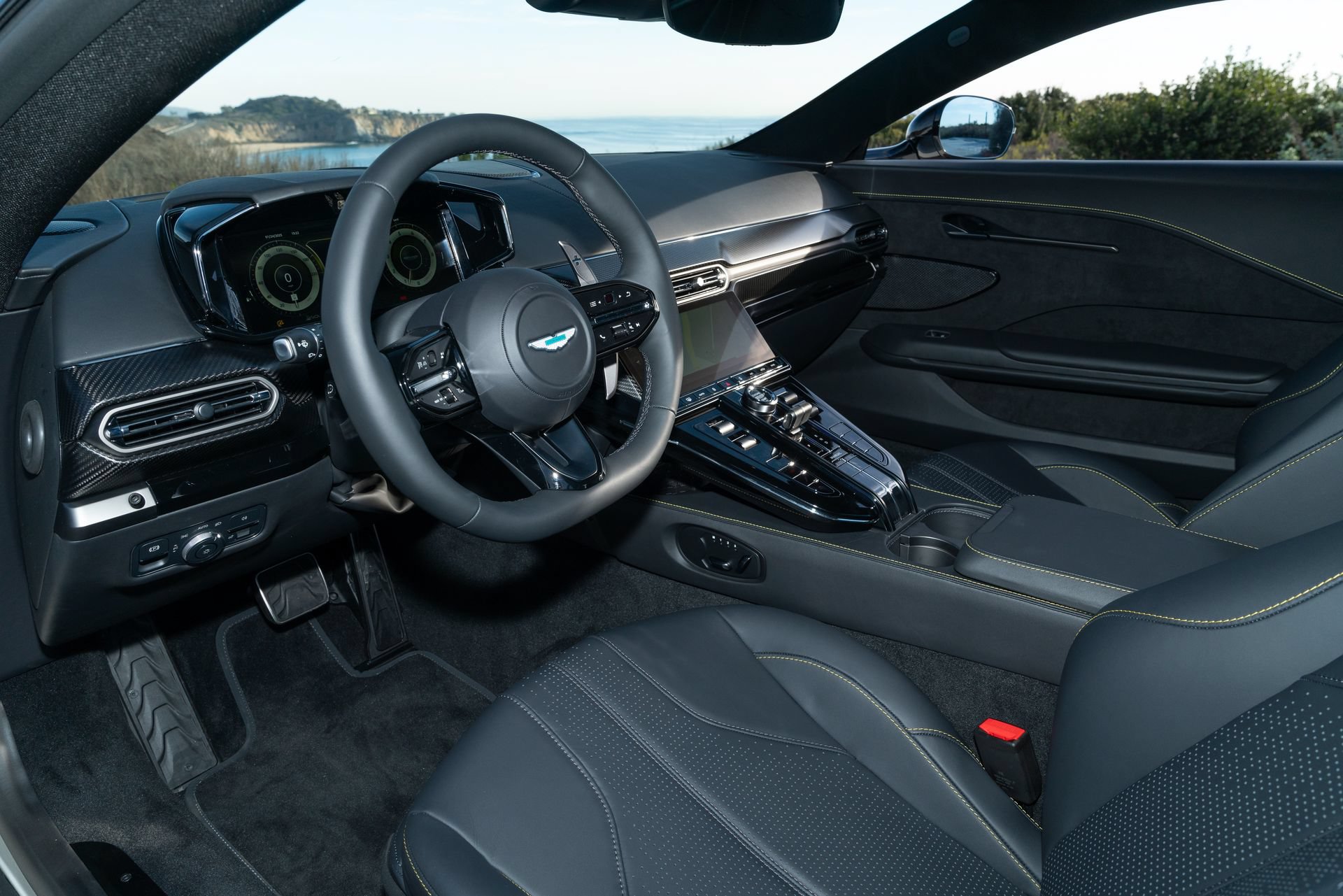 Used 2025 Aston Martin V8 Vantage Coupe RWD image 14
