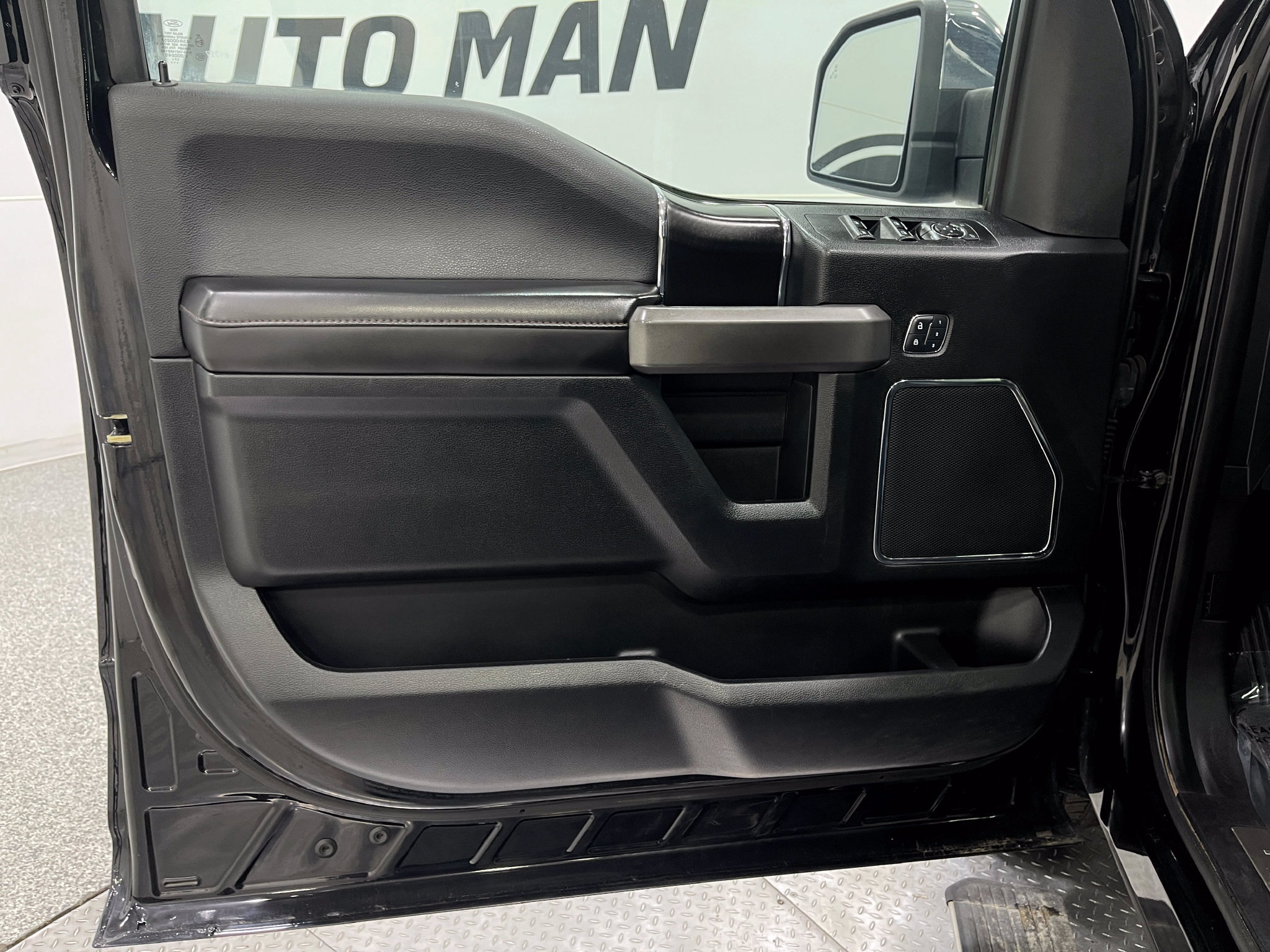 Used 2018 Ford F150 Platinum w/ Equipment Group 701A Luxury AWD/4WD image 15