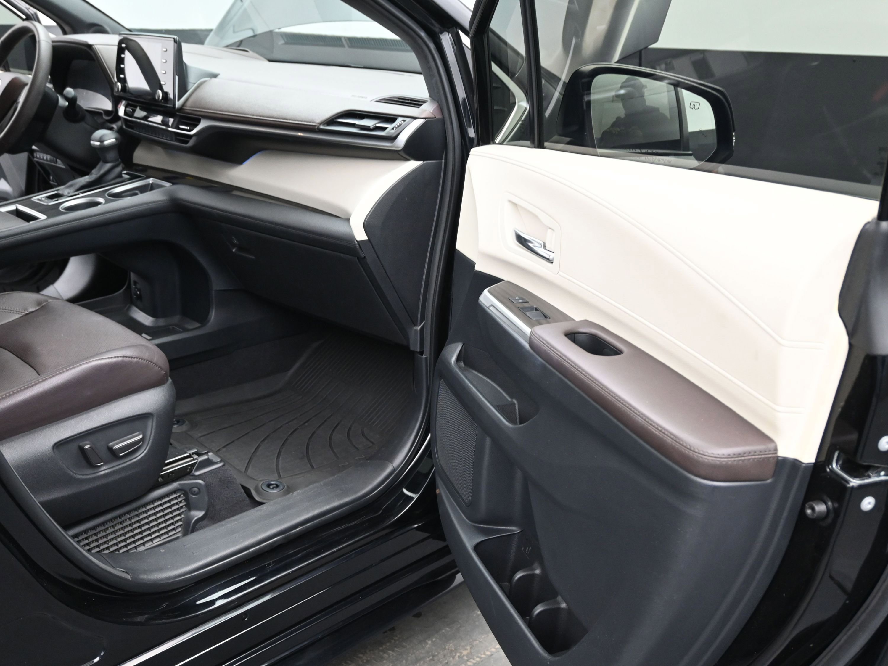Used 2022 Toyota Sienna Platinum image 21