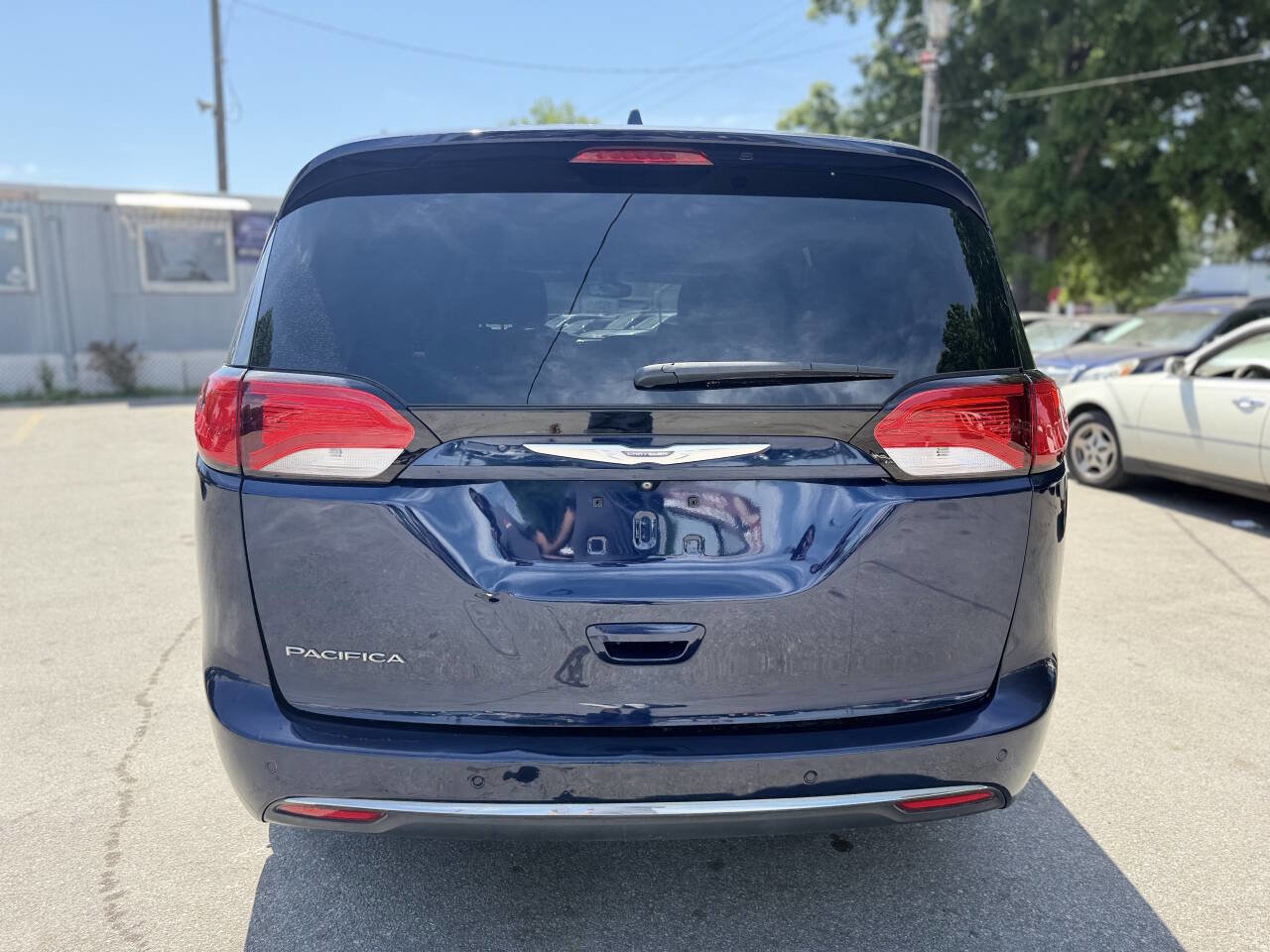 Used 2017 Chrysler Pacifica Touring-L FWD image 6