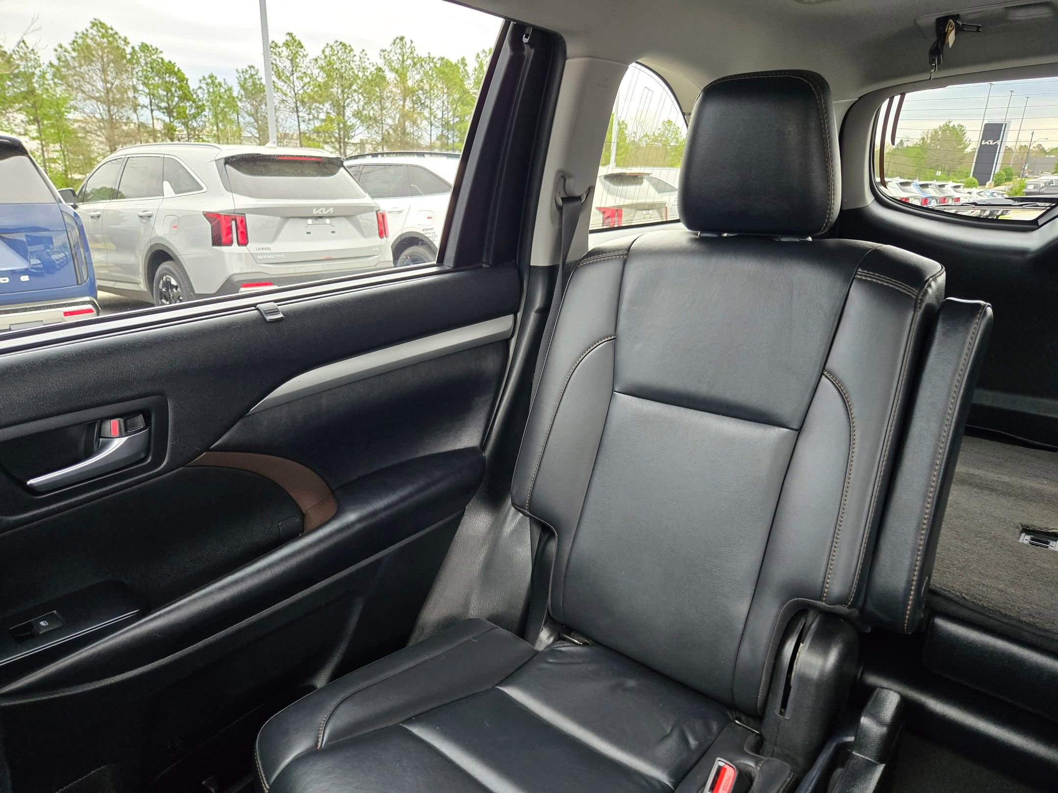 Used 2019 Toyota Highlander XLE image 12