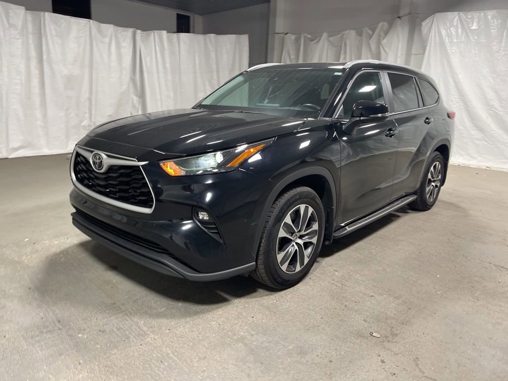 Used 2024 Toyota Highlander XLE image 3