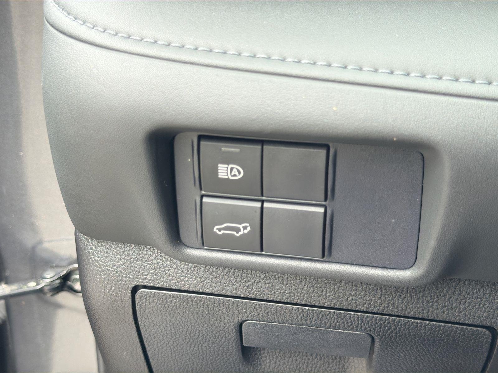 Used 2021 Toyota Highlander XLE AWD/4WD image 19