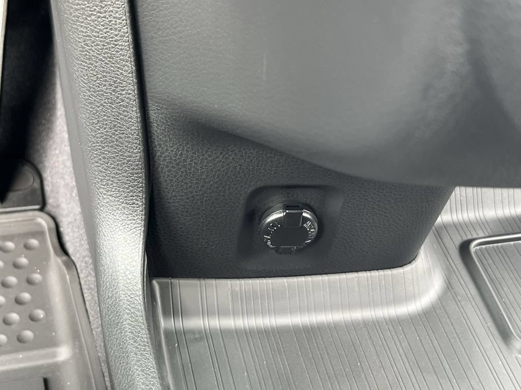 Used 2026 Toyota Sienna LE FWD image 25